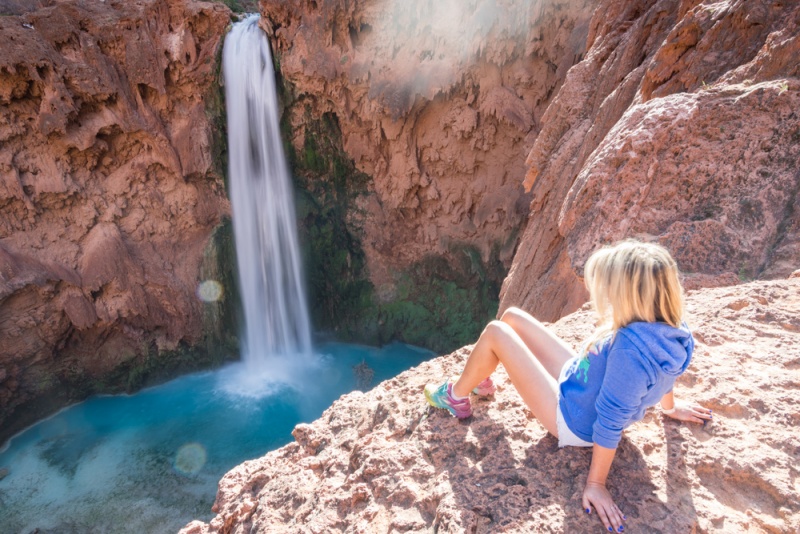 förbise av Mooney Falls, Havasu Canyon, Arizona genom att vandra Wheatleys