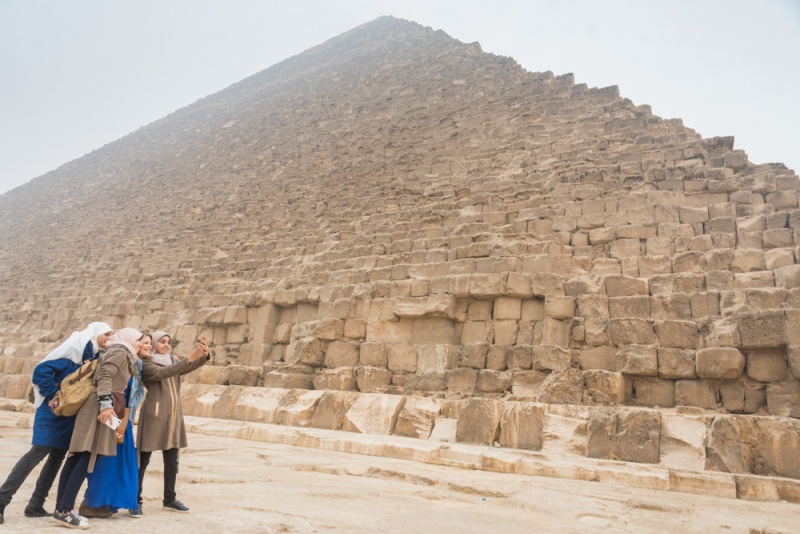 Visiting the Pyramids: Complete Guide to the Great Pyramids of Giza: Taking Selfies with the Locals