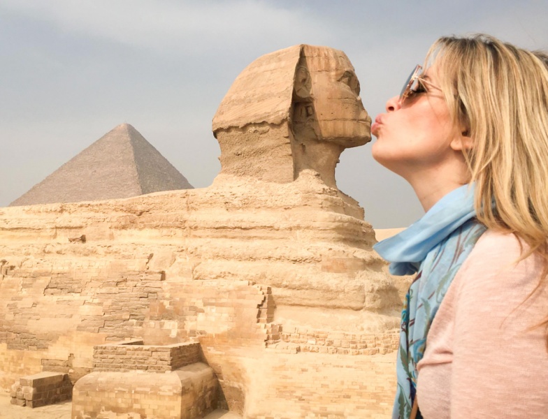 Visiting the Pyramids: Complete Guide to the Great Pyramids of Giza: Kissing the Sphinx