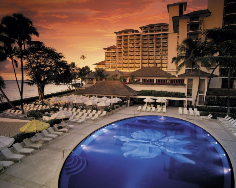 Where to Stay in Oahu: The Best Hotels in Oahu: Halekulani Hotel Pool View