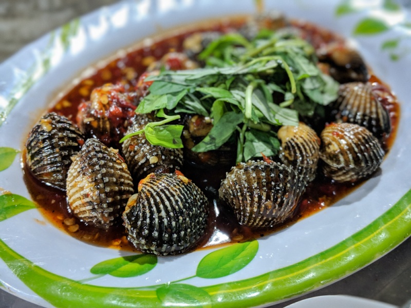 How to Order and Eat Snail, Shellfish, and Seafood in Vietnam: Blood Cockles in Chili, Oil, & Garlic - So Huyet Xao Sa Te