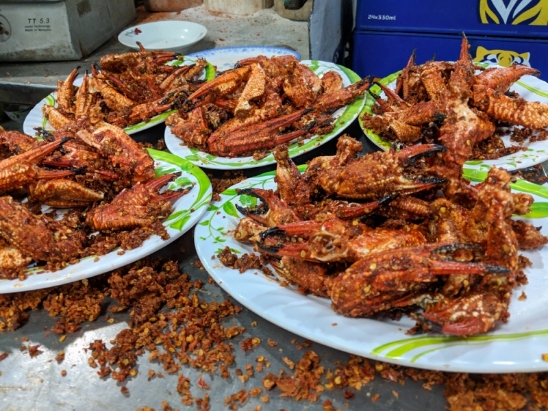 How to Order and Eat Snail, Shellfish, and Seafood in Vietnam: Chili Crab - Cang Ghe Rang Muoi