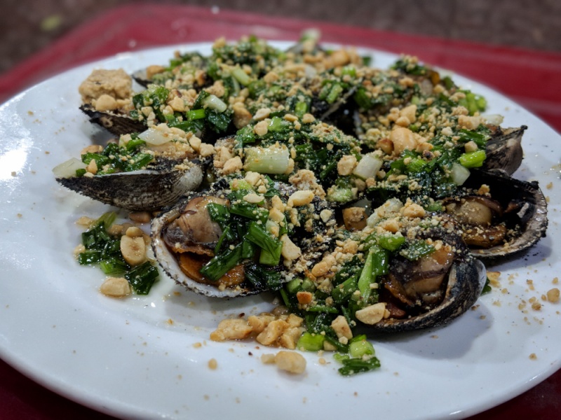 How to Order and Eat Snail, Shellfish, and Seafood in Vietnam: Clams Stir-Fried in Green Onions and Peanuts - So Long Nuong Mo Hanh