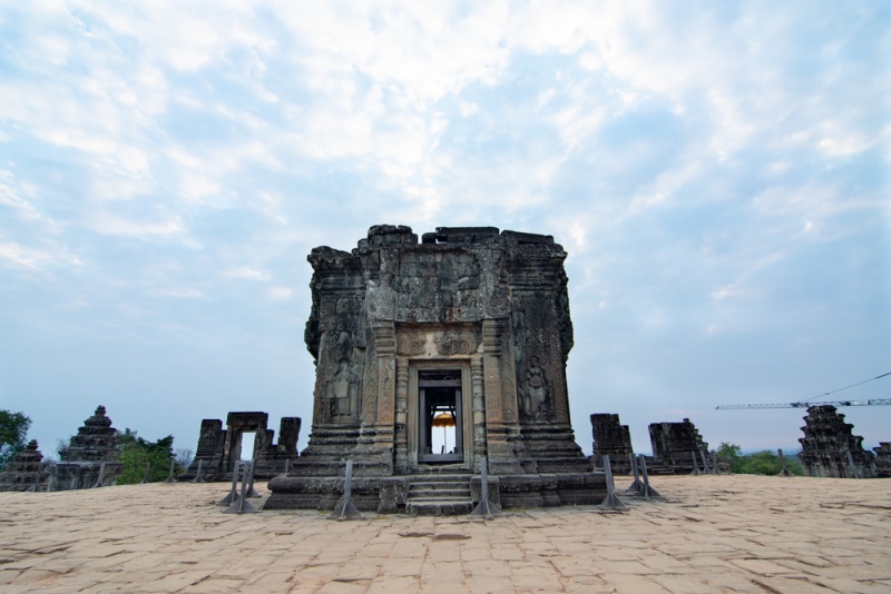 Small Circuit Tour of Angkor Wat: Phnom Bakheng
