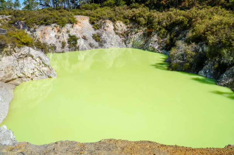 New Zealand - Best Things to do on the North Island: Devil's Bath in Wai O Tapu Thermal Wonderland