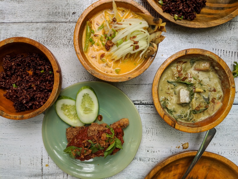 Best Things to do on the Gili Islands, Lombok, Indonesia: Vegan Food at Pituq Waroeng