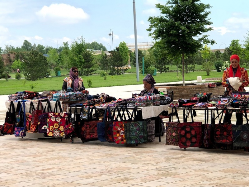 Guide to Shopping in Uzbekistan: What to Buy and How Much to Pay: Embroidered Bags and Purses