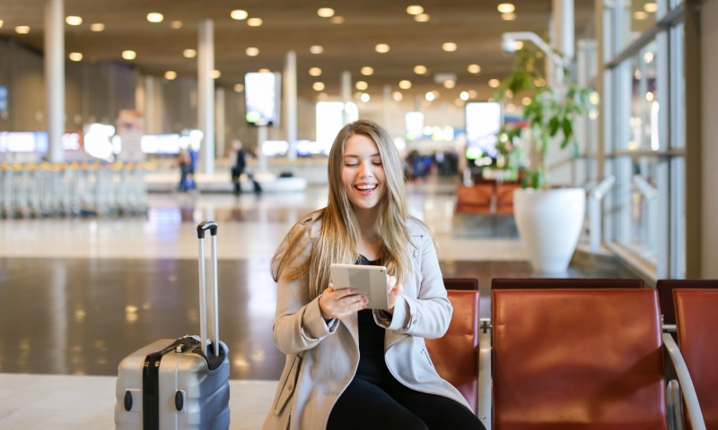 How to Keep in Touch with Friends and Family While Traveling