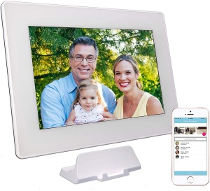 How to Stay Connected to Friends and Family While Traveling: Digital Photo Frame
