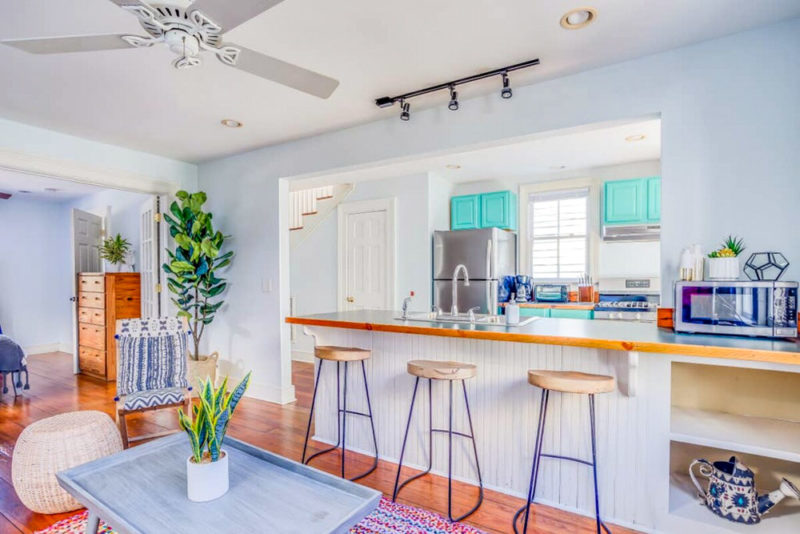 Best Airbnbs in Charleston, South Carolina: Beachy King Street Home