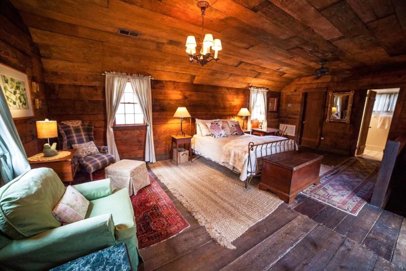 Best Airbnbs in Savannah, Georgia: Laura's Cottage