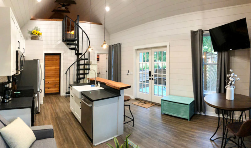 Best Charleston Airbnbs: Cozy Island Cottage
