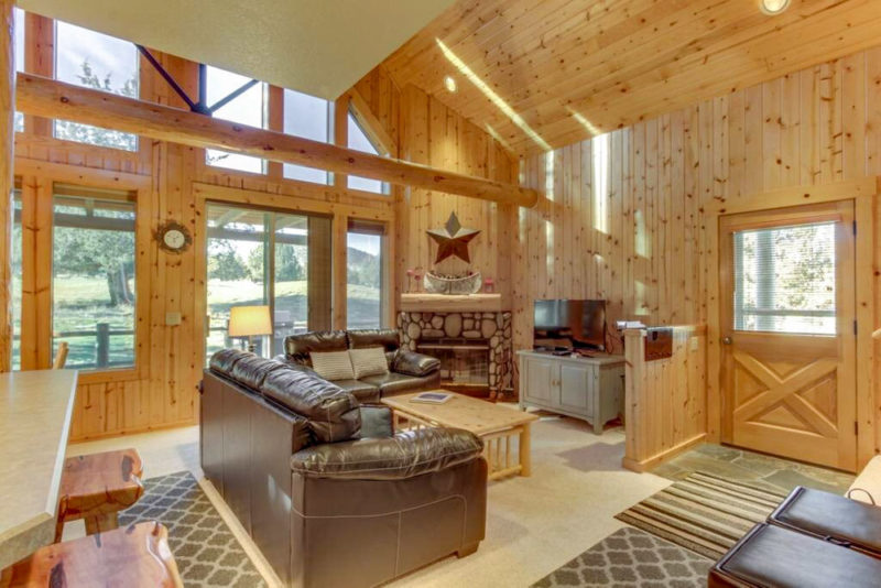 Cool Airbnbs in Bend, Oregon: Eagle Crest Cabin