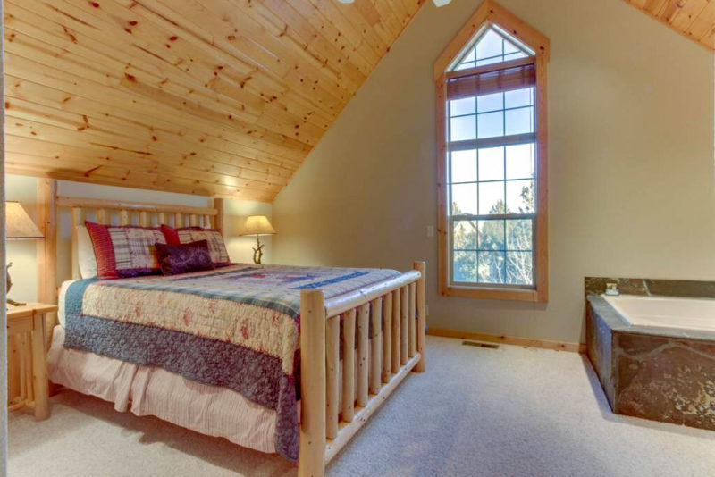 Unique Airbnbs in Bend, Oregon: Eagle Crest Cabin