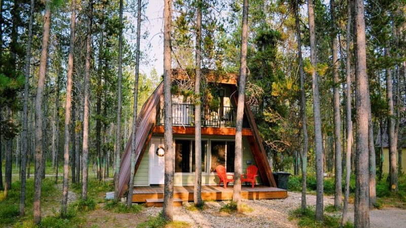Best Airbnbs near Yellowstone West Entrance: Basecamp