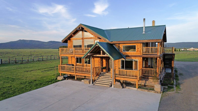 Best Yellowstone Airbnbs & Vacation Rentals: Bear Trail Cabin