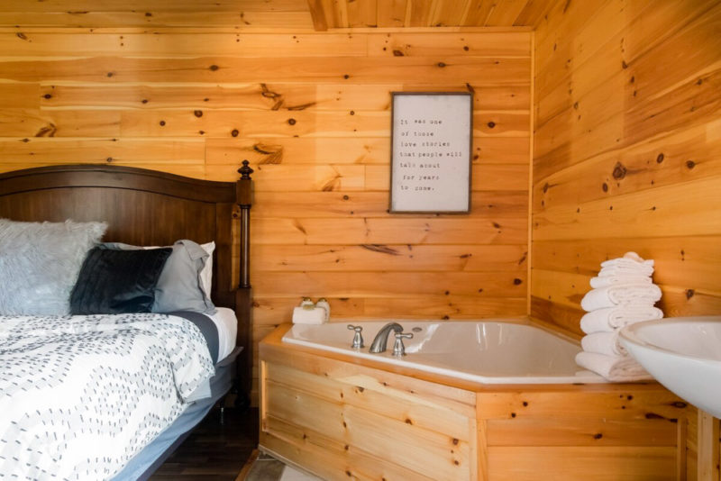 Airbnb Smoky Mountains National Park Vacation Home: Modern Timber Cabin