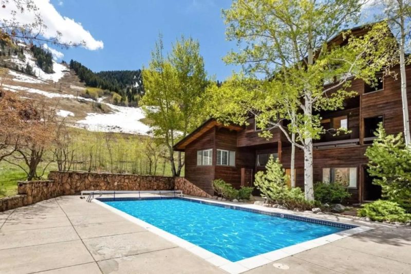 Aspen Airbnb Vacatioh Homes: Custom Ski-in/Ski-out Chalet