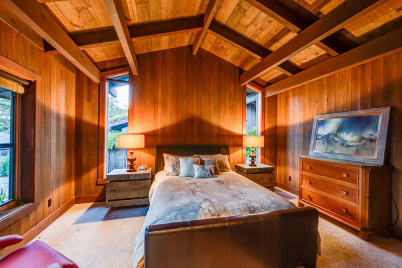 Big Sur Airbnbs & Vacation Homes: Stylish Redwood Home