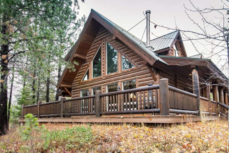 Cool Glacier Airbnbs & Vacation Rentals: Lakefront Log Cabin