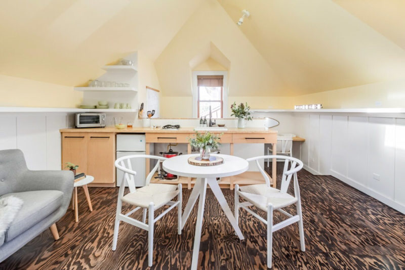 Coolest Airbnbs in Oakland, California: Finca 57 Carriage House