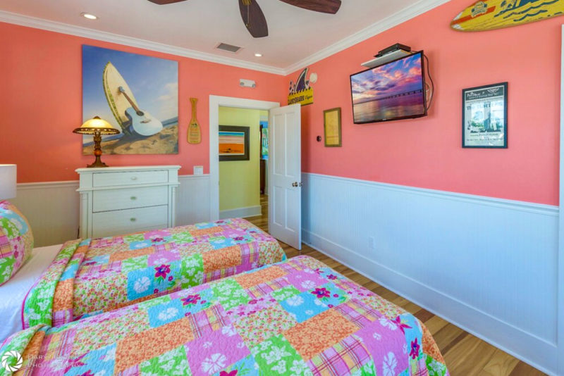 Florida Keys Airbnbs & Vacation Homes: Colorful House