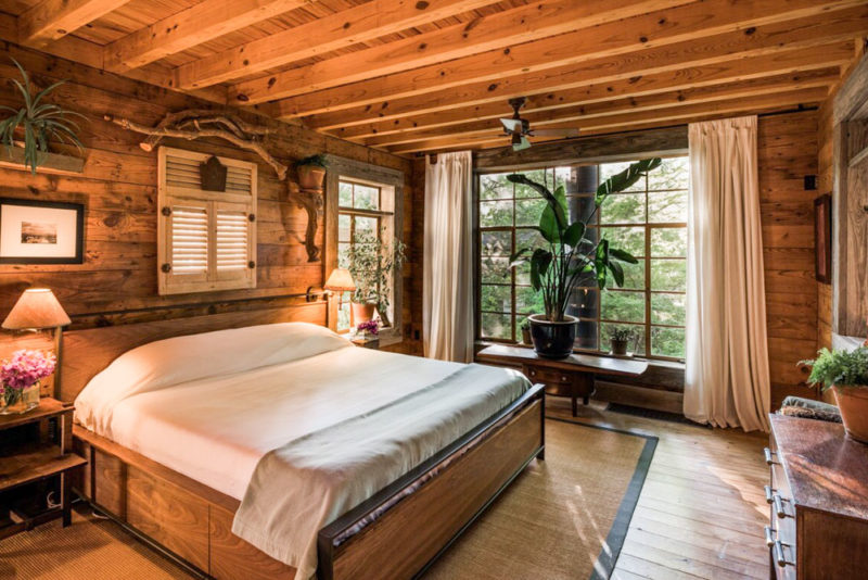 Airbnbs in Dallas, Texas Vacation Homes: Little Forest Hills Treehouse