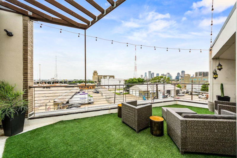Best Airbnbs in Dallas, Texas: Roofdeck Townhome