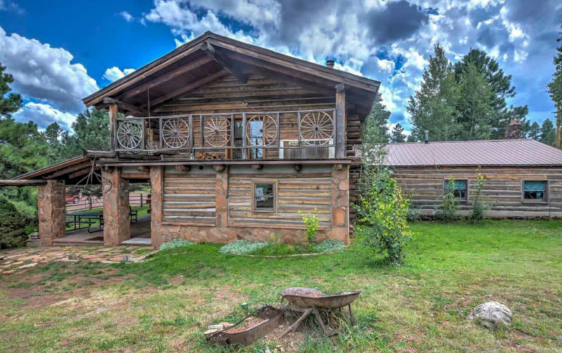 Best Airbnbs in Flagstaff, Arizona: Custom Log House on Ranch