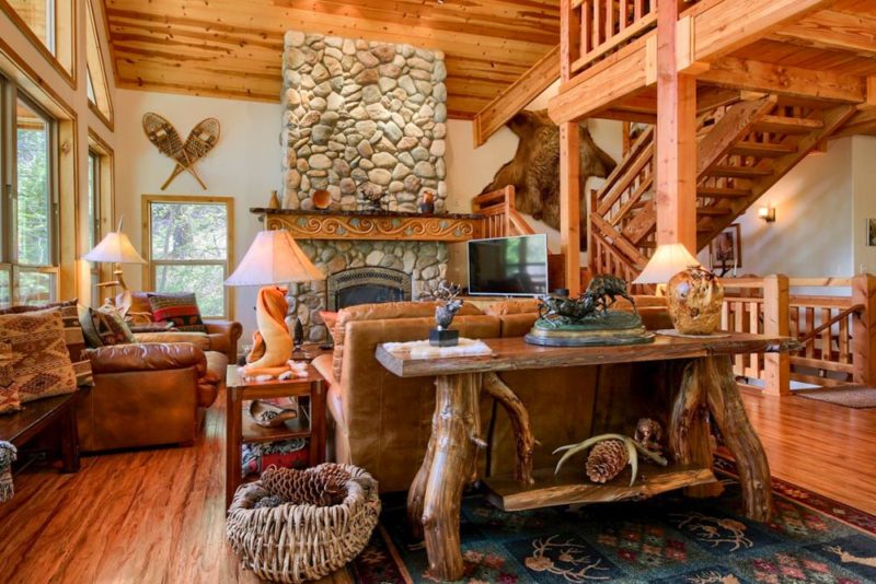 Best Airbnbs in Yosemite National Park: Copper Bear Lodge