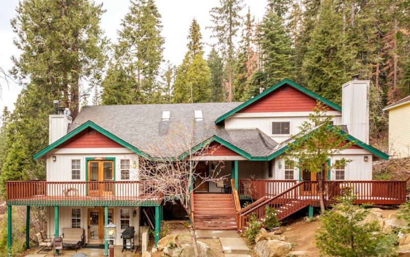Best Airbnbs in Yosemite National Park: Winter Wonderland Cabin with Game Room