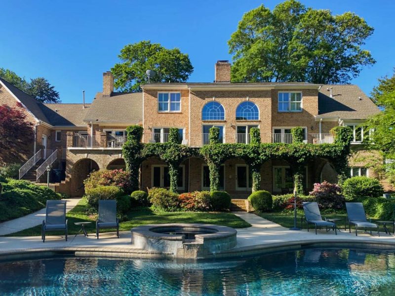 Best Charlotte Airbnbs & Vacation Rentals: Shorewave Cove Villa