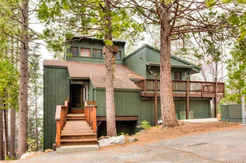 Best Yosemite Airbnbs and Vacation Rentals: Modern Luxury Cabin