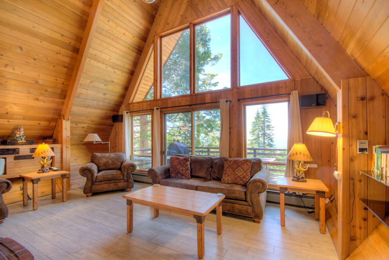 Best Yosemite Airbnbs and Vacation Rentals: StoneOaks Tri-Level Cabin