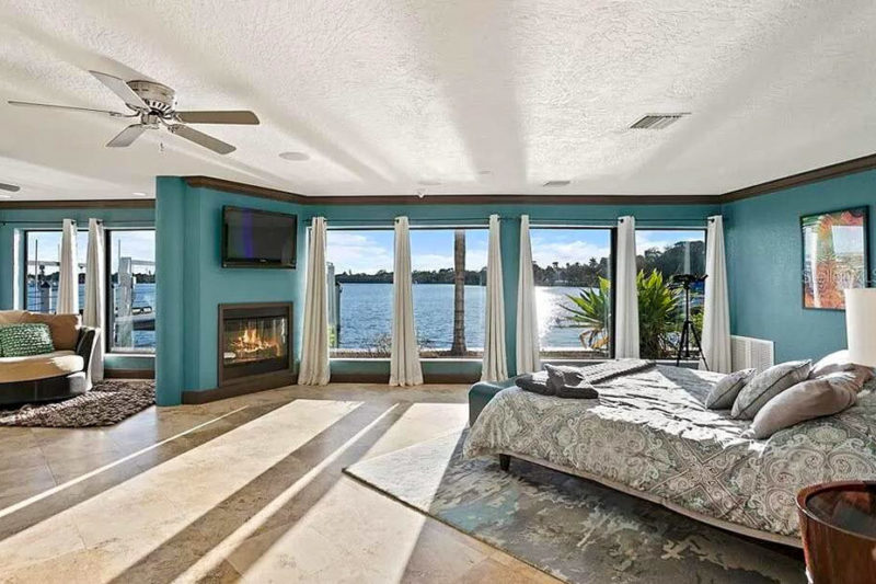 Cool Tampa Airbnbs & Vacation Rentals: Waterfront Mansion