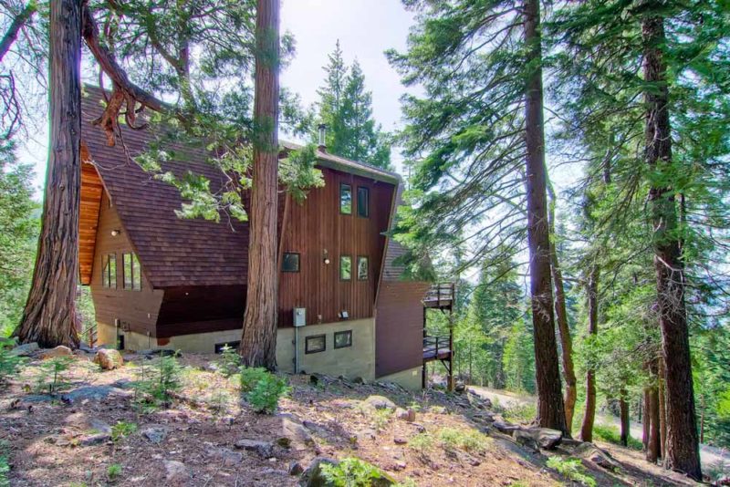 Cool Yosemite Airbnbs and Vacation Rentals: StoneOaks Tri-Level Cabin