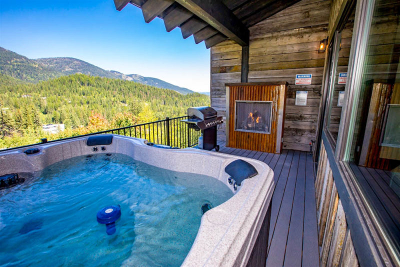 Coolest Airbnbs in Whitefish, Montana: Wood Run Lodge
