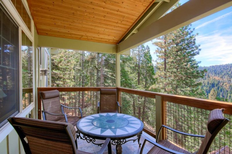 Coolest Airbnbs in Yosemite Nation Park: Cedar Star House with Elevator