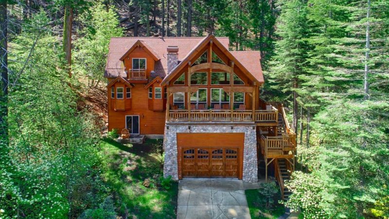 Coolest Airbnbs in Yosemite Nation Park: Copper Bear Lodge