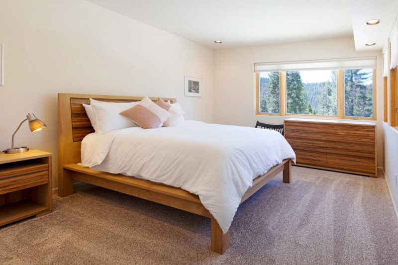 Coolest Airbnbs in Yosemite Nation Park: Sweetwater Lodge with Game Room