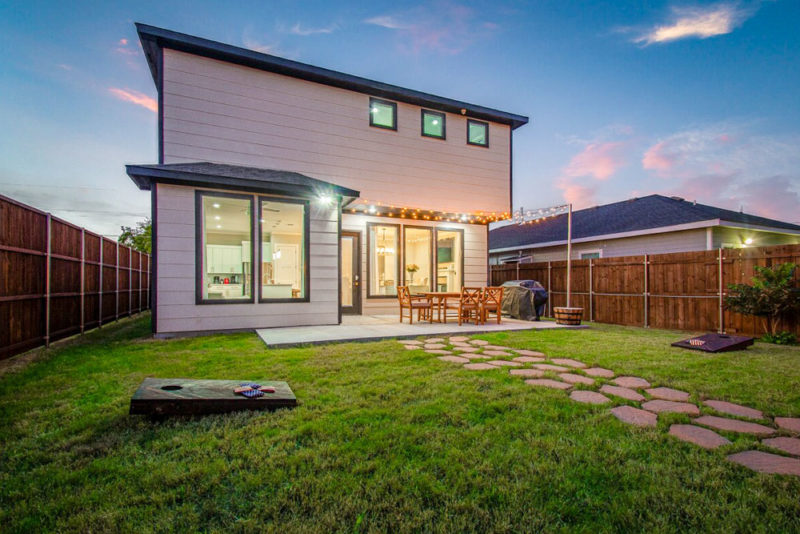 Dallas Airbnbs and Vacation Homes: Luxury Entertainment Home