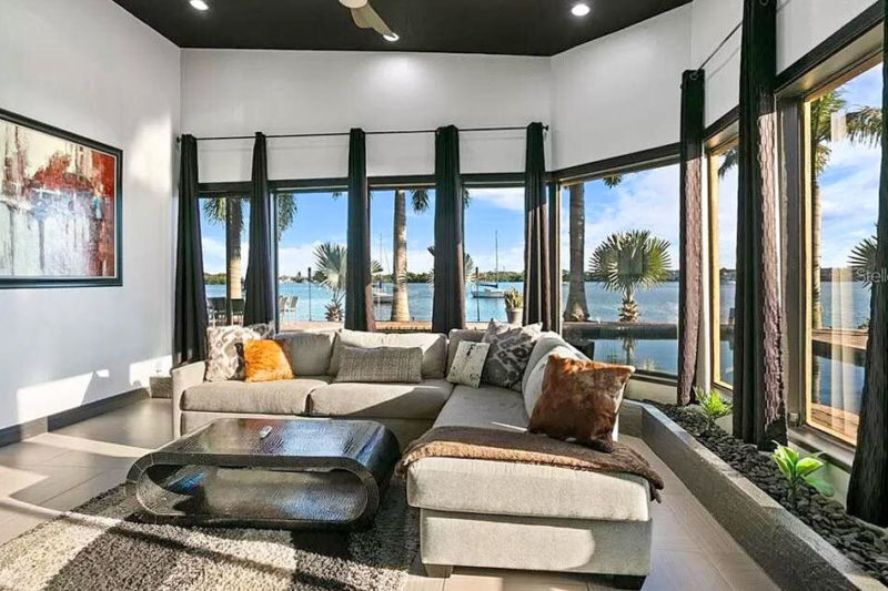 Unique Tampa Airbnbs & Vacation Rentals: Waterfront Mansion