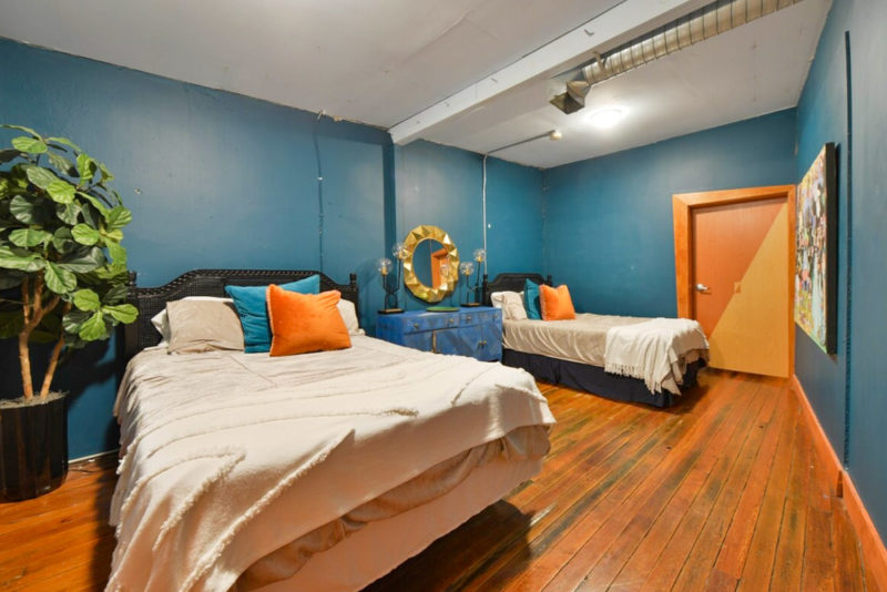 Airbnbs in Knoxville, Tennessee Vacation Homes: Market Square Loft