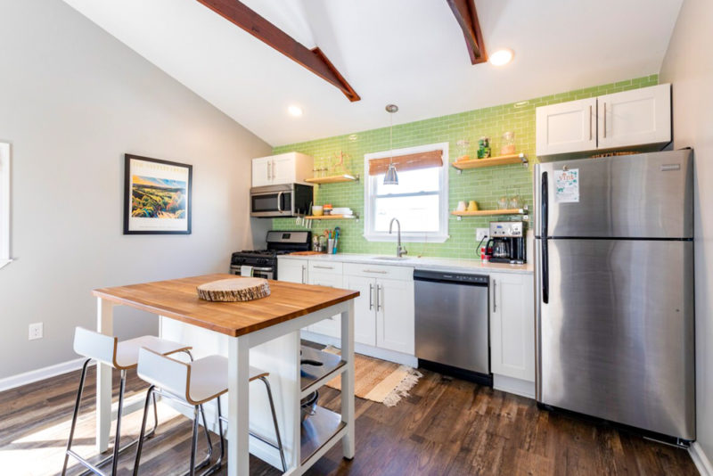 Airbnbs in Louisville, Kentucky Vacation Homes: Cute Carriage House