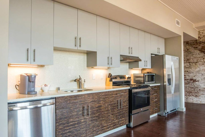 Airbnbs in Louisville, Kentucky Vacation Homes: Fashionable Downtown Apartment