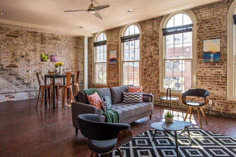 Best Airbnbs in Louisville, Kentucky: Fashionable Downtown Apartment