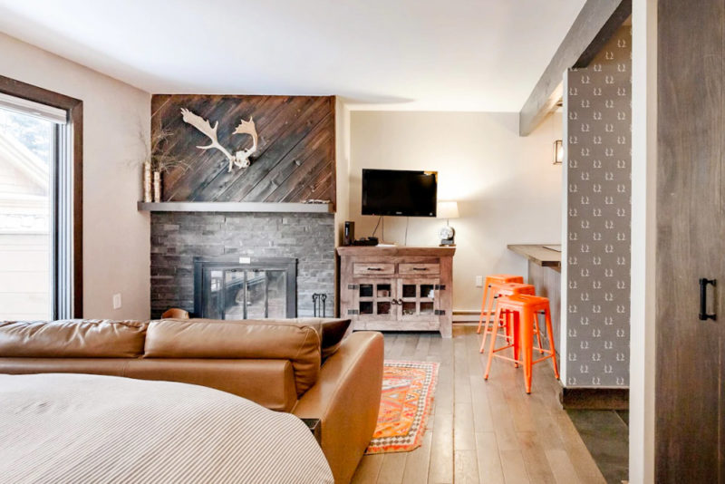 Breckenridge Airbnbs and Vacation Homes: Adorable Chic Apartment