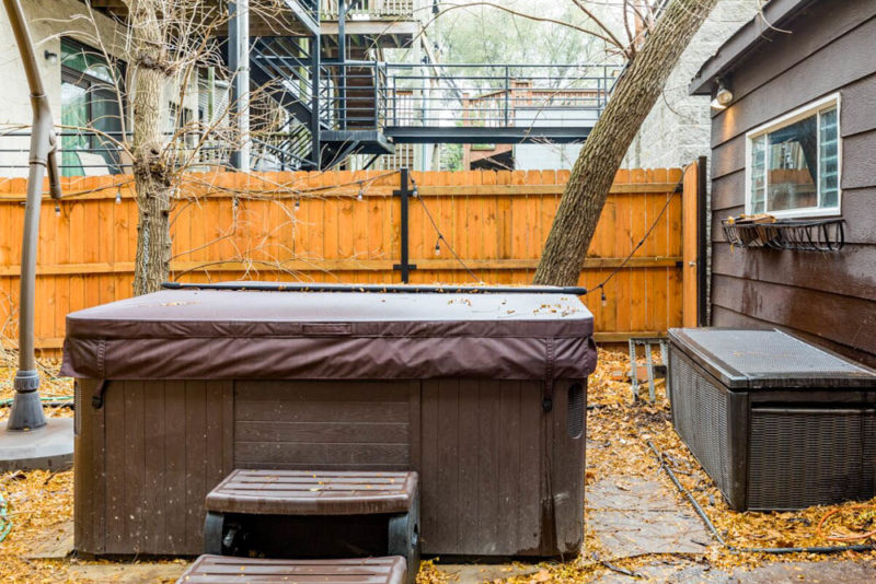 Chicago Airbnbs and Vacation Homes: Modern Studio with Hot Tub