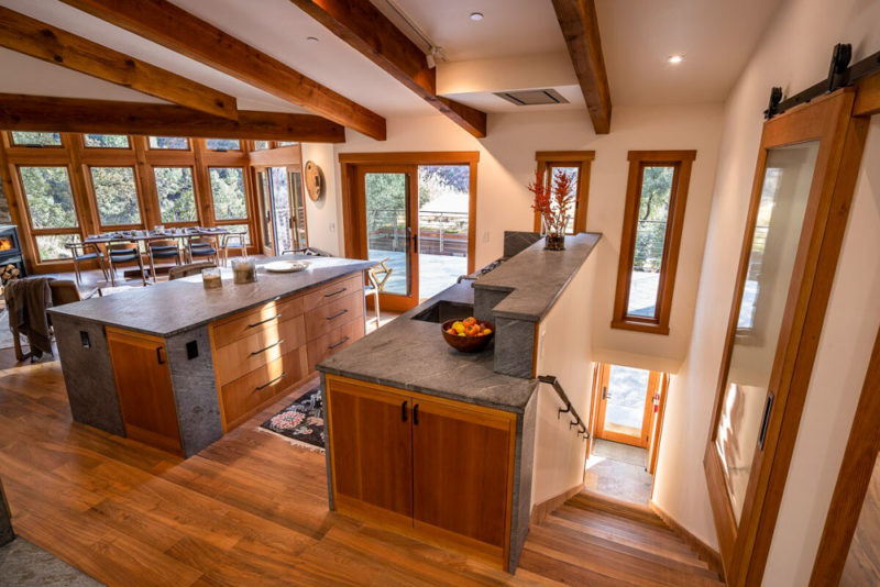 Coolest Airbnbs in Yosemite National Park: Moonstone River Retreat