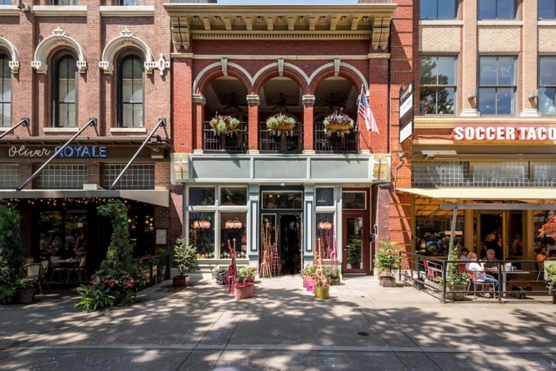 Airbnbs in Knoxville, Tennessee Vacation Homes: Market Square Townhouse